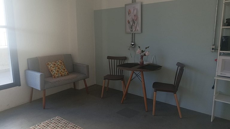 Studio moderno com varanda na República.