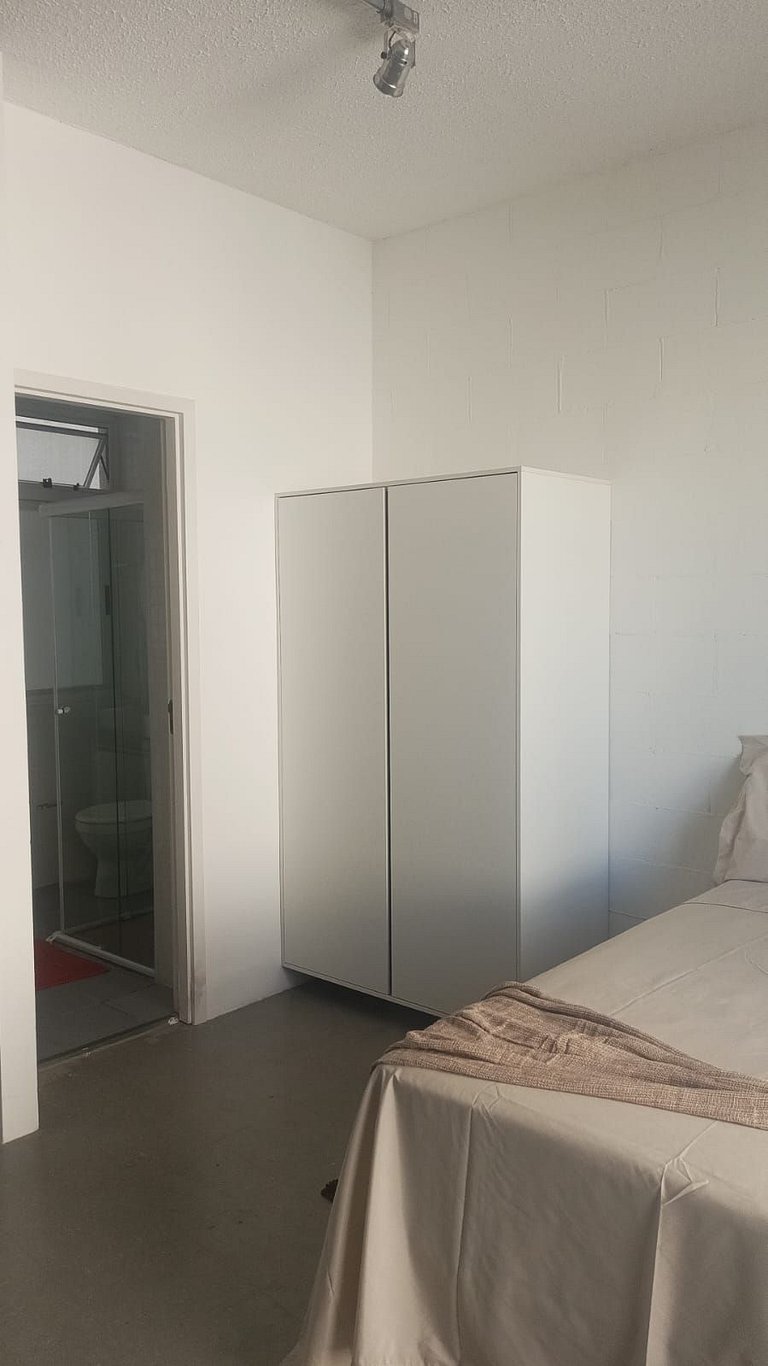 Studio moderno com varanda na República.