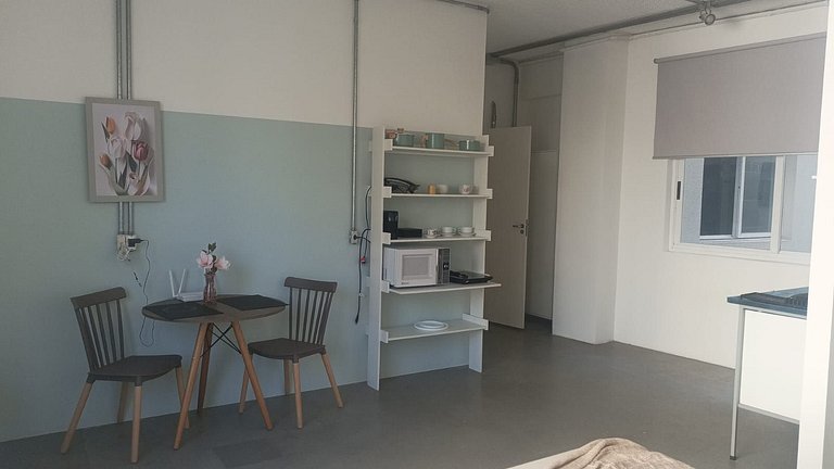 Studio moderno com varanda na República.