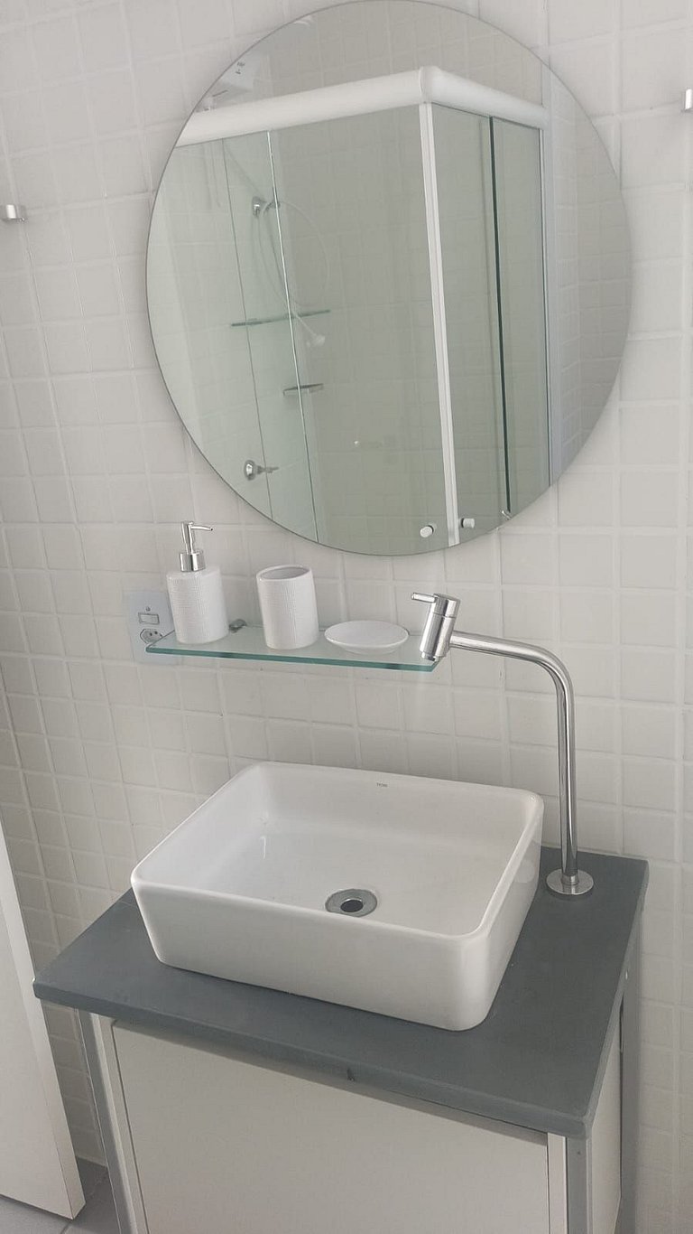 Studio moderno com varanda na República.