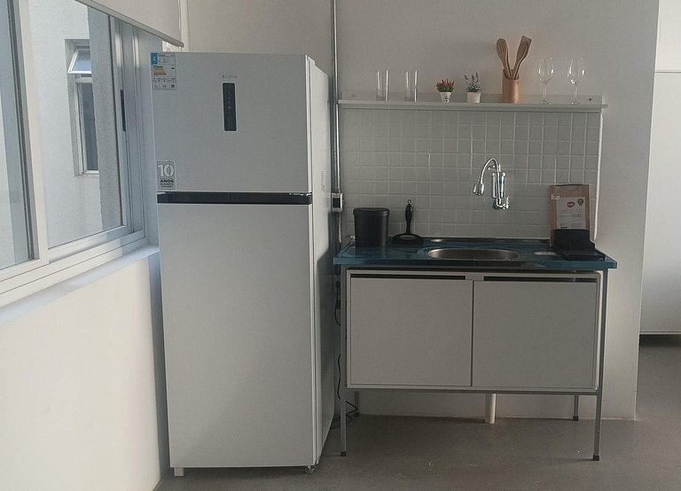 Studio moderno com varanda na República.