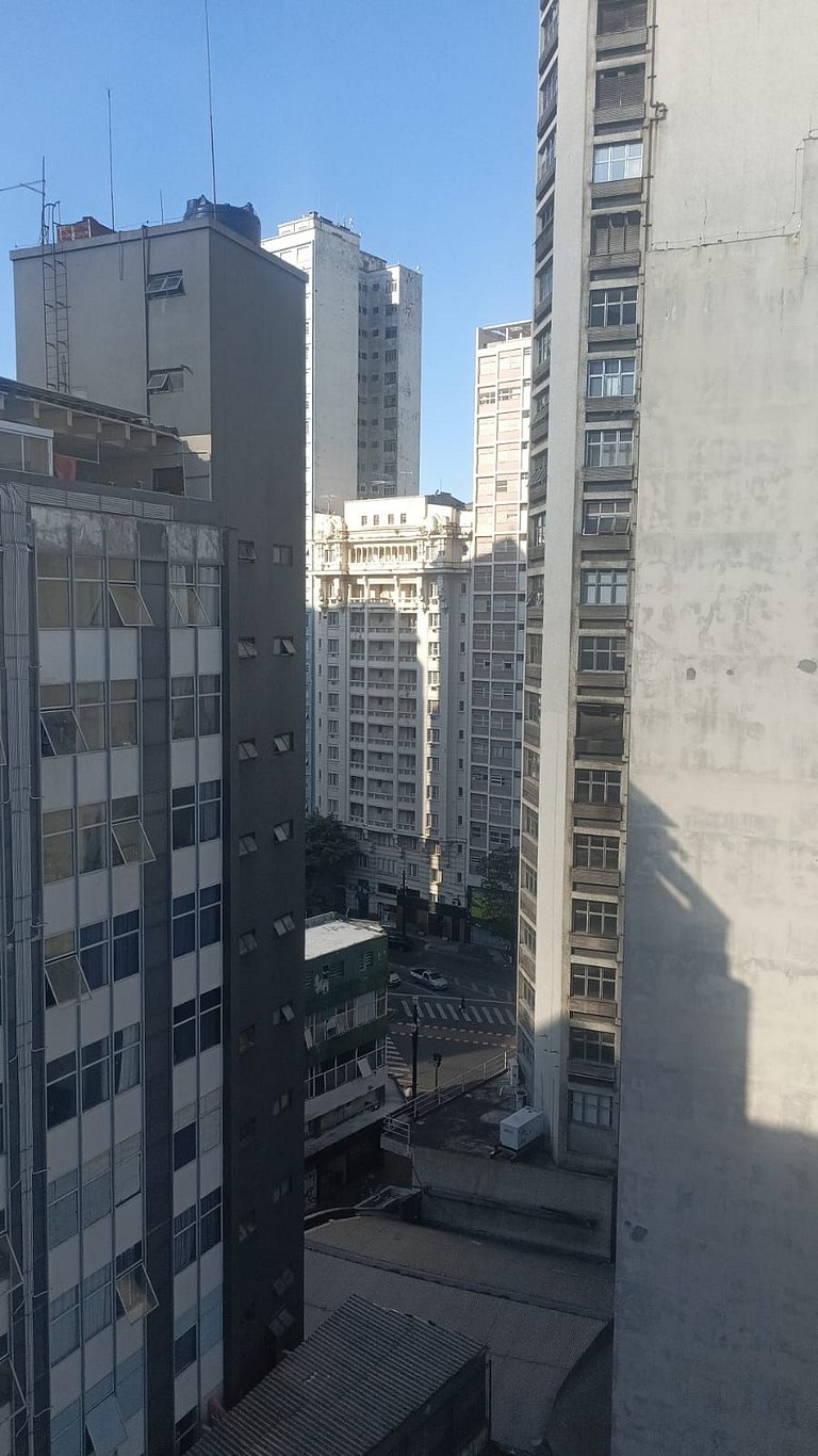 Studio moderno com varanda na República.