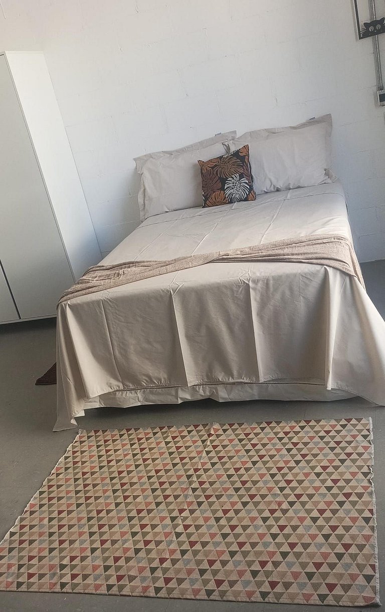 Studio moderno com varanda na República.