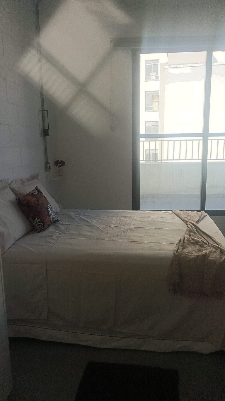 Studio moderno com varanda na República.