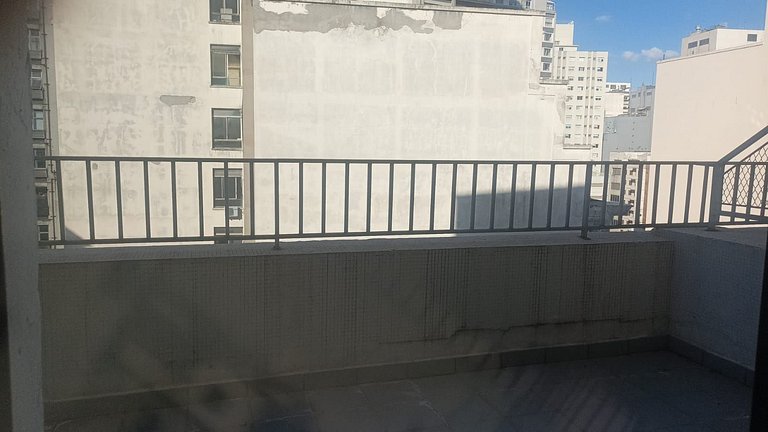 Studio moderno com varanda na República.