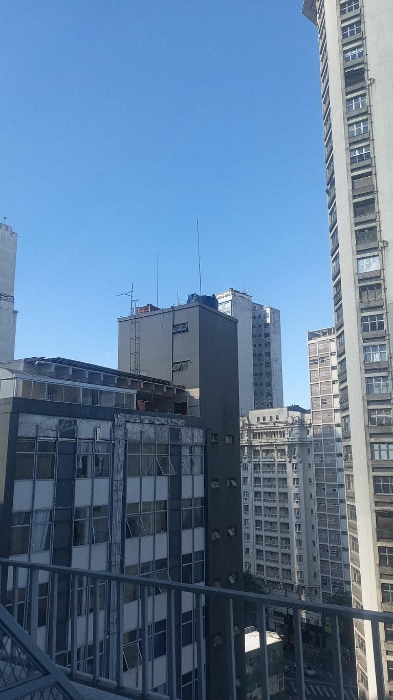 Studio moderno com varanda na República.