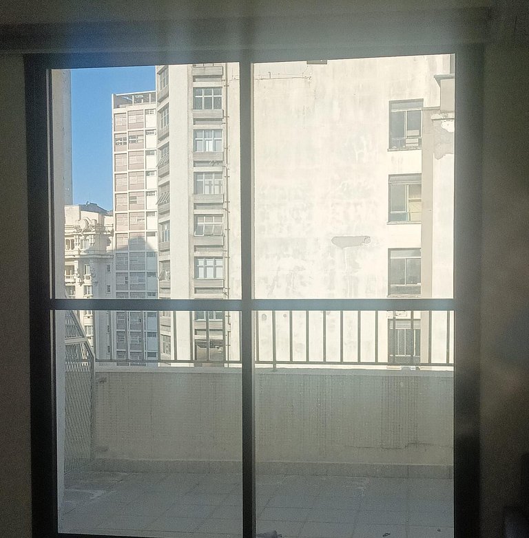 Studio moderno com varanda na República.