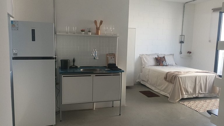 Studio moderno com varanda na República.