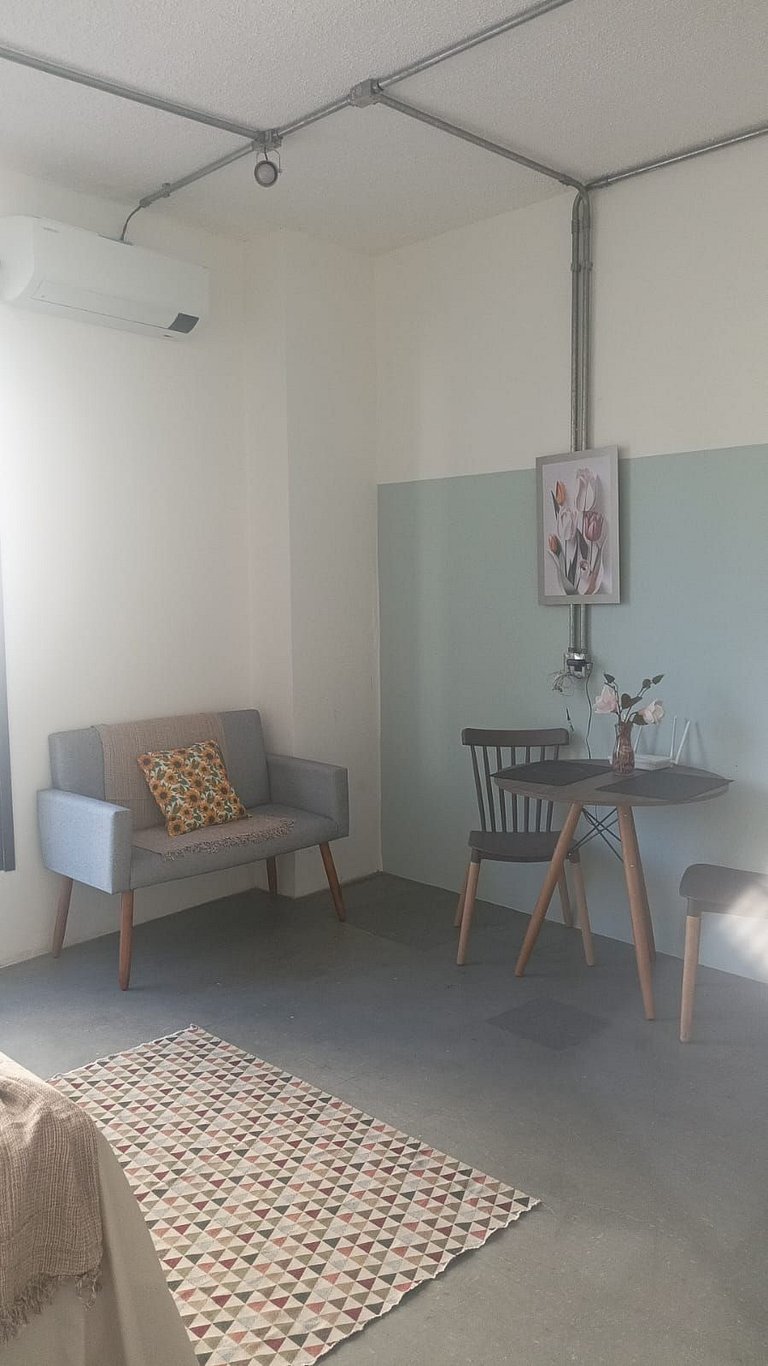 Studio moderno com varanda na República.